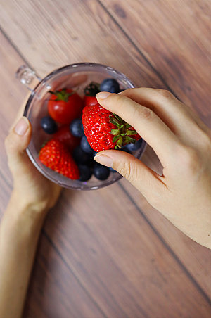 精美水果摄影照片草莓水果摆盘设计