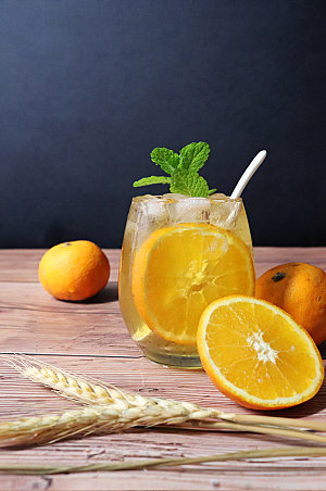 黄色新鲜橙汁果茶摄影照片