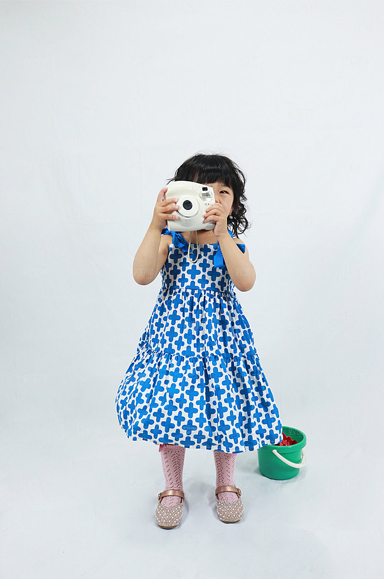 高清小女孩相机儿童节人物摄影图