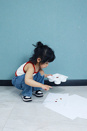 小女孩画画儿童节人物摄影图