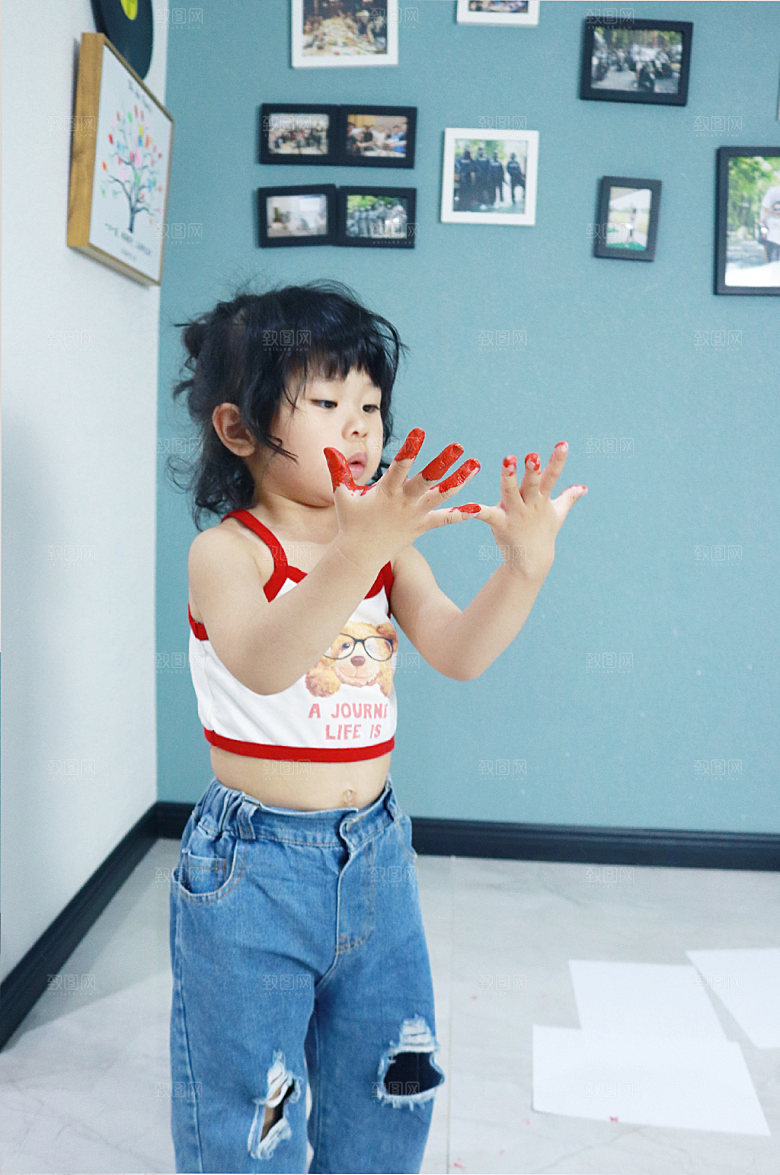 小女孩画画人物摄影图照片
