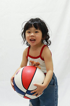 高清夏日篮球小女孩儿童节摄影图