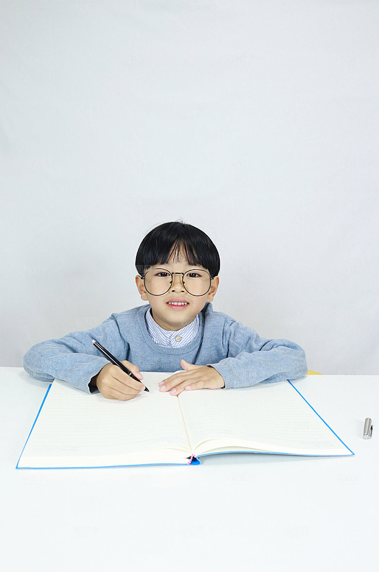 学生开心上课写作业人物摄影