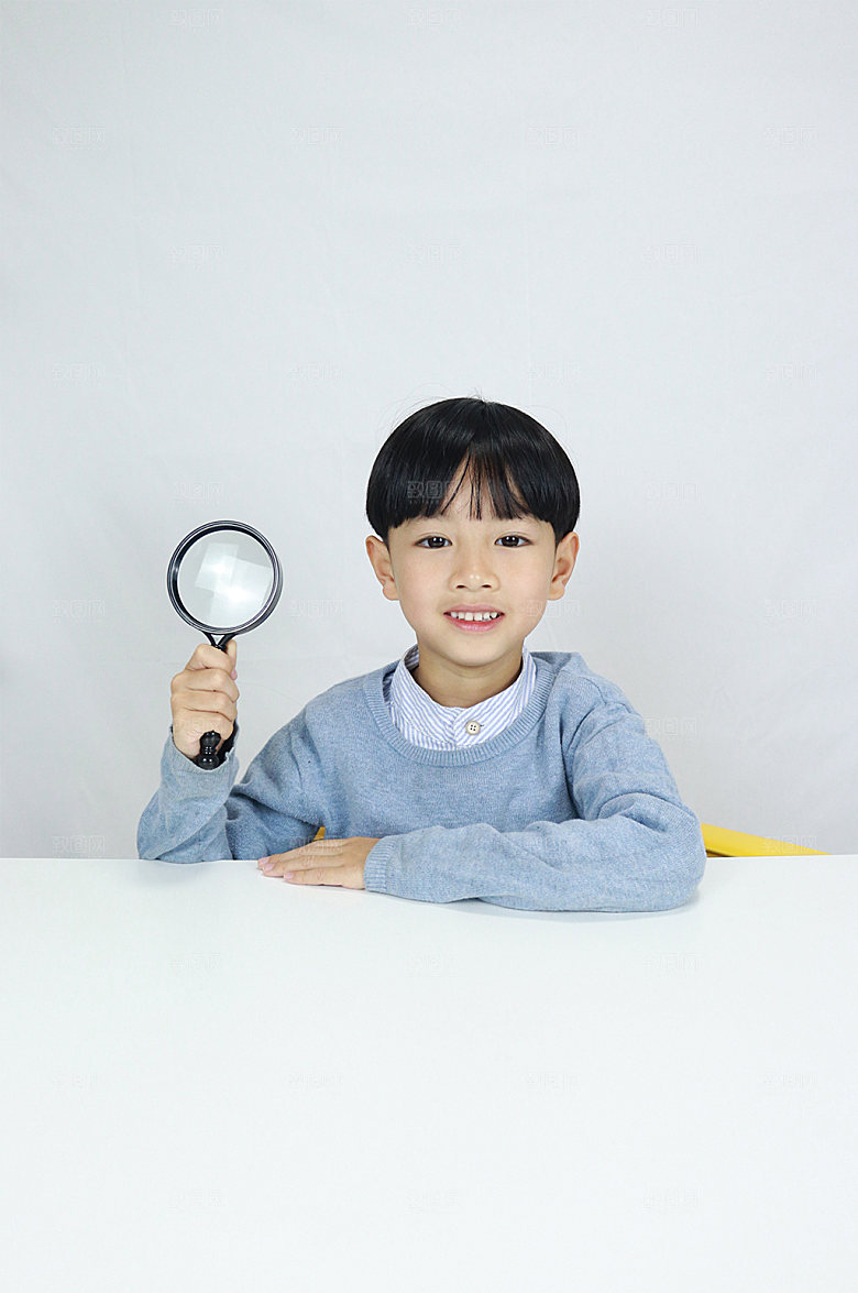 小学生开学季放大镜人物摄影照片