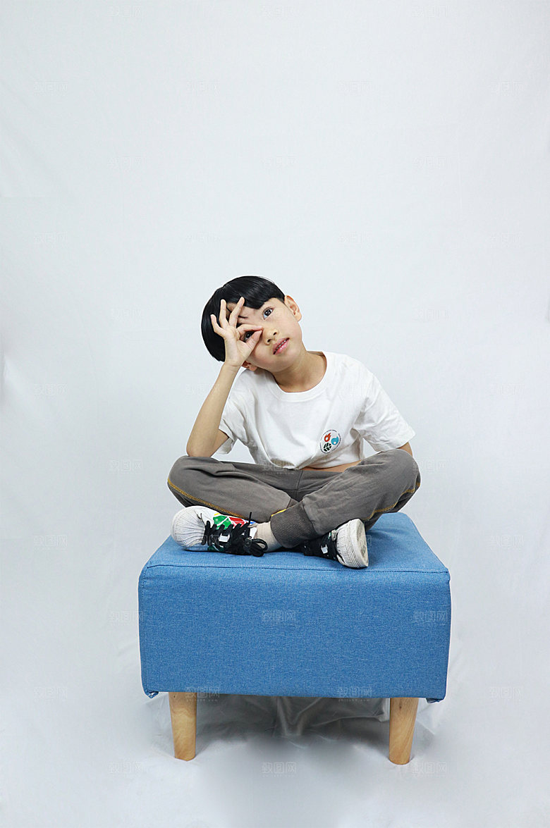 OK手势凳子男孩儿童节人物摄影