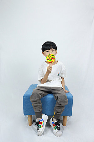 吃棒棒糖男孩人物摄影照片元素