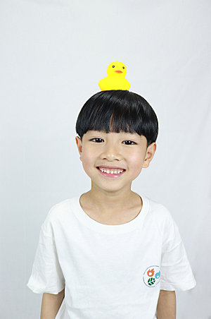 可爱笑黄鸭男孩人物摄影照片元素