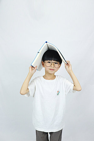 看书戴眼镜男孩人物摄影照片元素