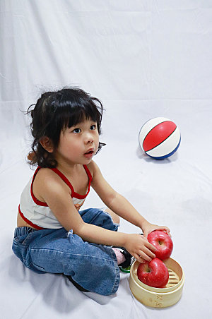 小女孩苹果篮球儿童节人物摄影图