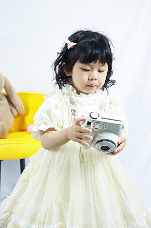 相机玩具小女孩人物摄影图