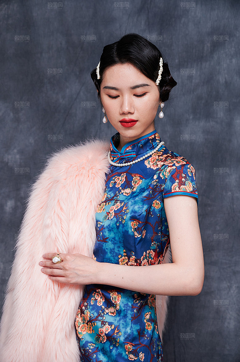 国潮旗袍美女绒毛外套商业摄影图