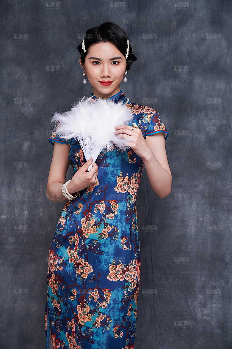 国潮蒲扇旗袍美女商业摄影图片