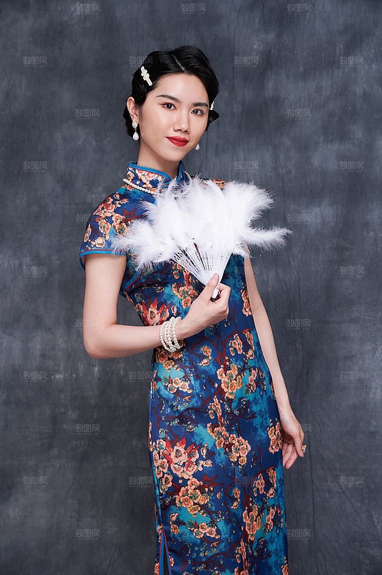 国潮拿蒲扇美女旗袍造型摄影图