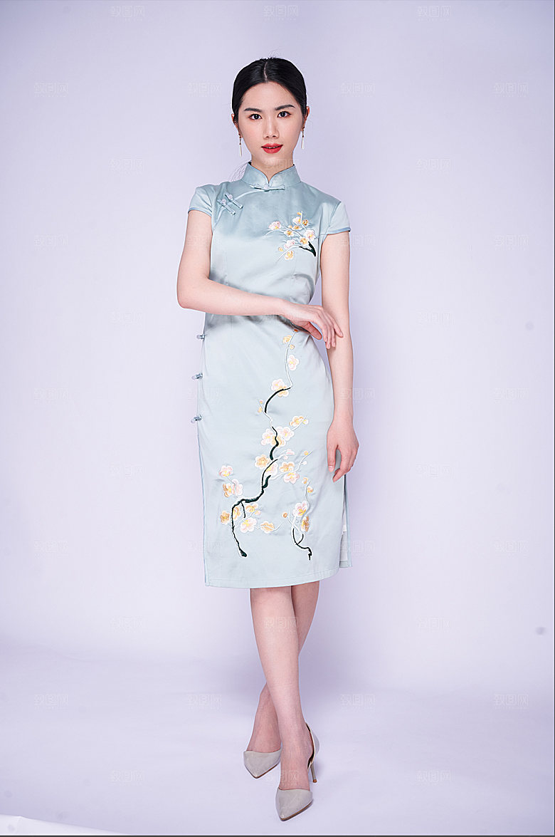 中式素雅旗袍女性摄影图