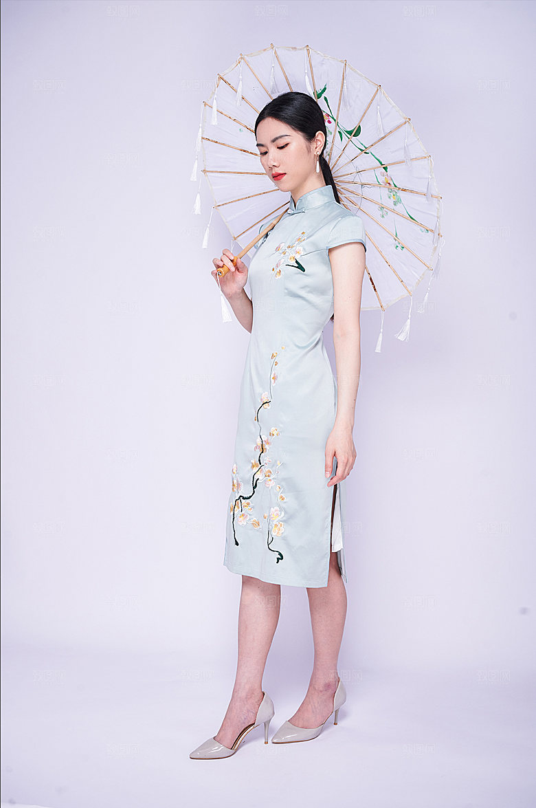 复古书香旗袍女青年摄影图
