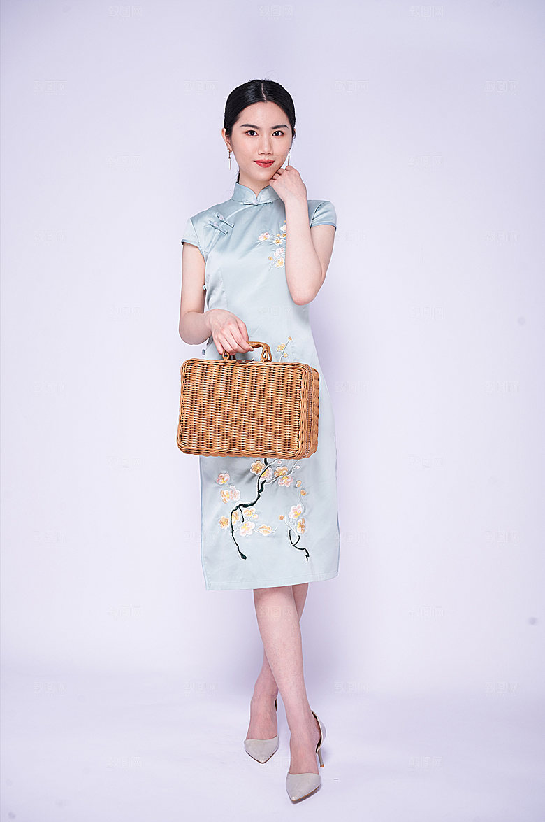 美丽优雅旗袍女性编织篮摄影图