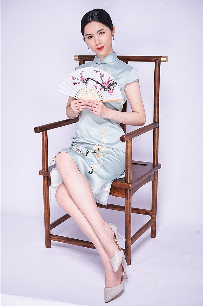 水墨樱花折扇旗袍美女摄影图