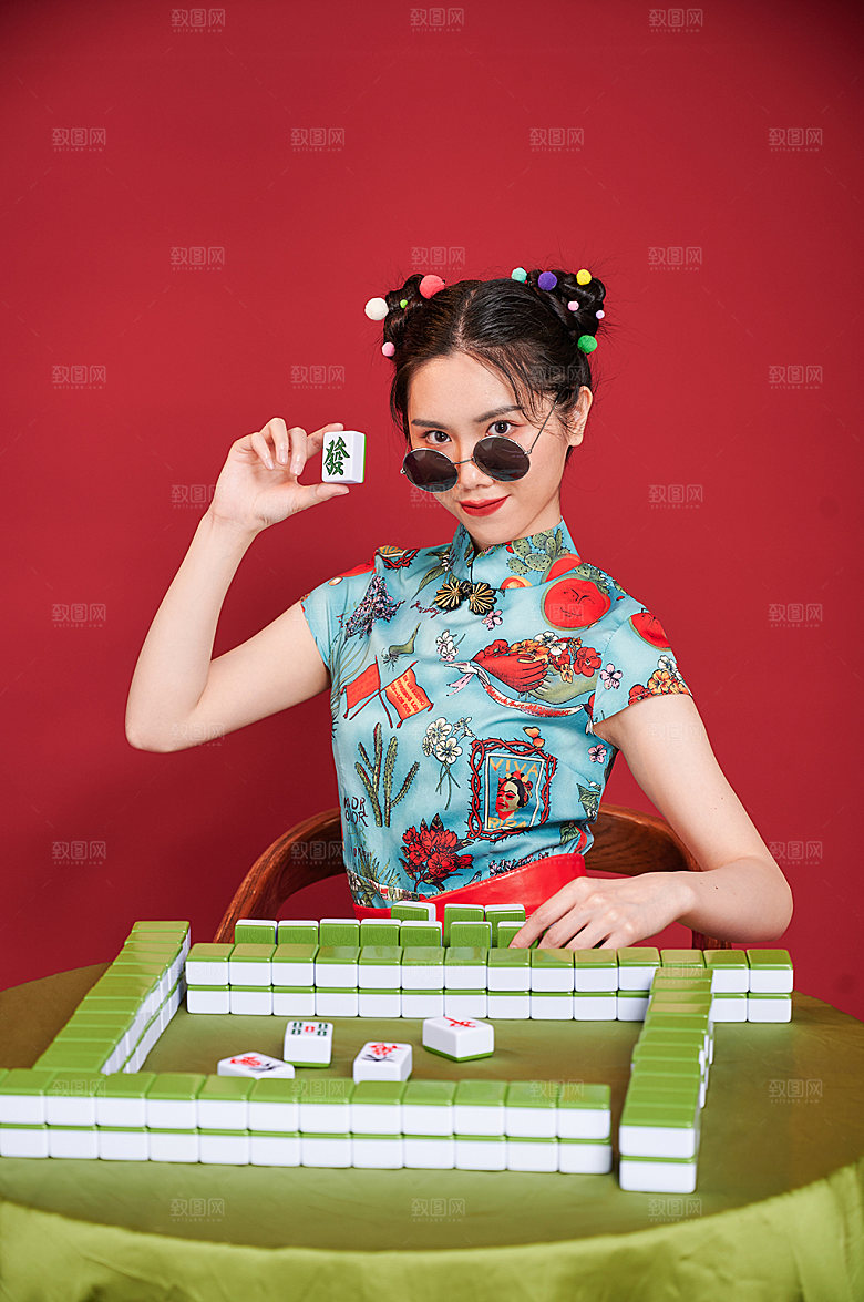 美女麻将眼镜扇子造型摄影图