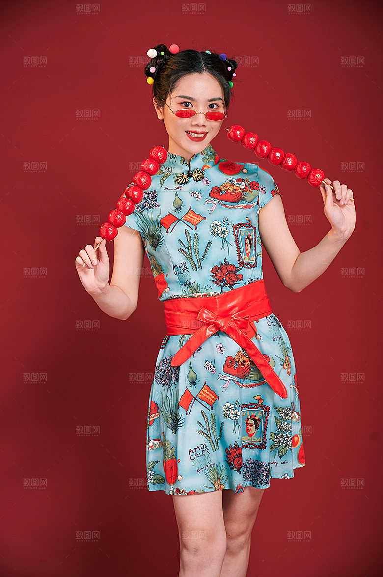 国潮美女拿糖葫芦摄影图