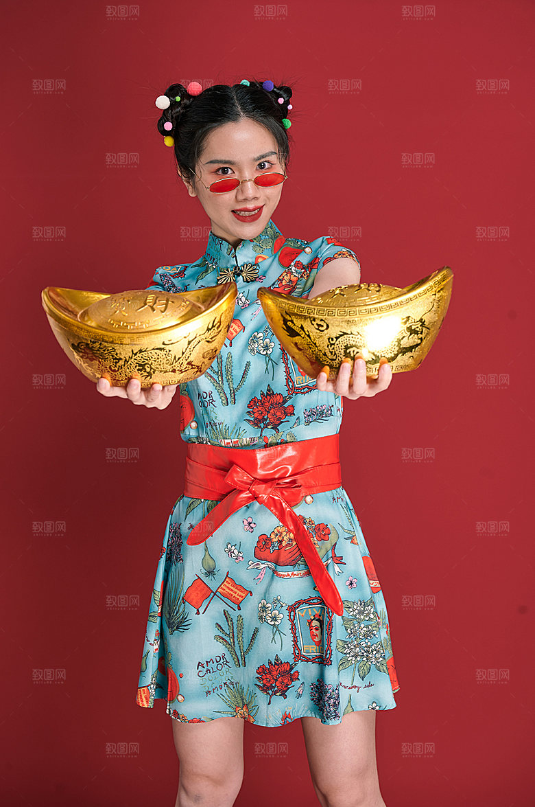 国潮美女金元宝旗袍女生摄影图