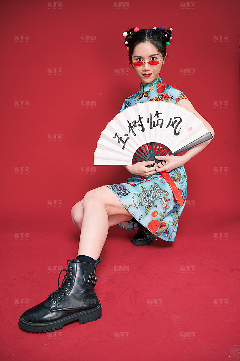 扇子墨镜国潮旗袍女生摄影图