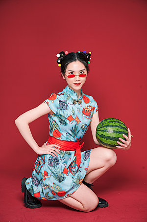 水果西瓜国潮旗袍女生摄影图