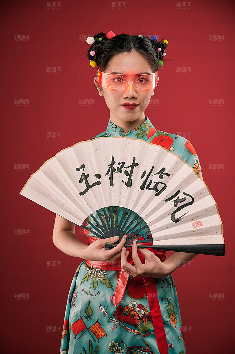 拿扇子国潮女生摄影图