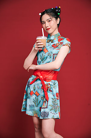 旗袍国潮女生创意奶茶摄影图
