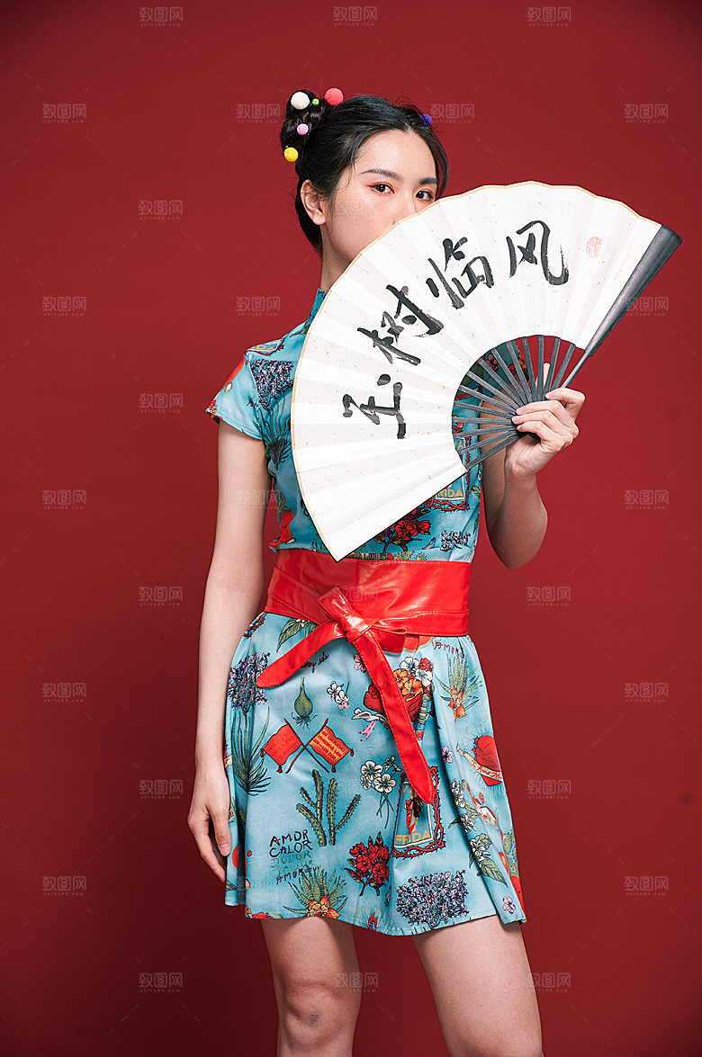 旗袍国潮女生创意扇子摄影图