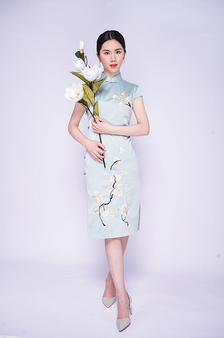 气质美女手拿鲜花国潮旗袍摄影图