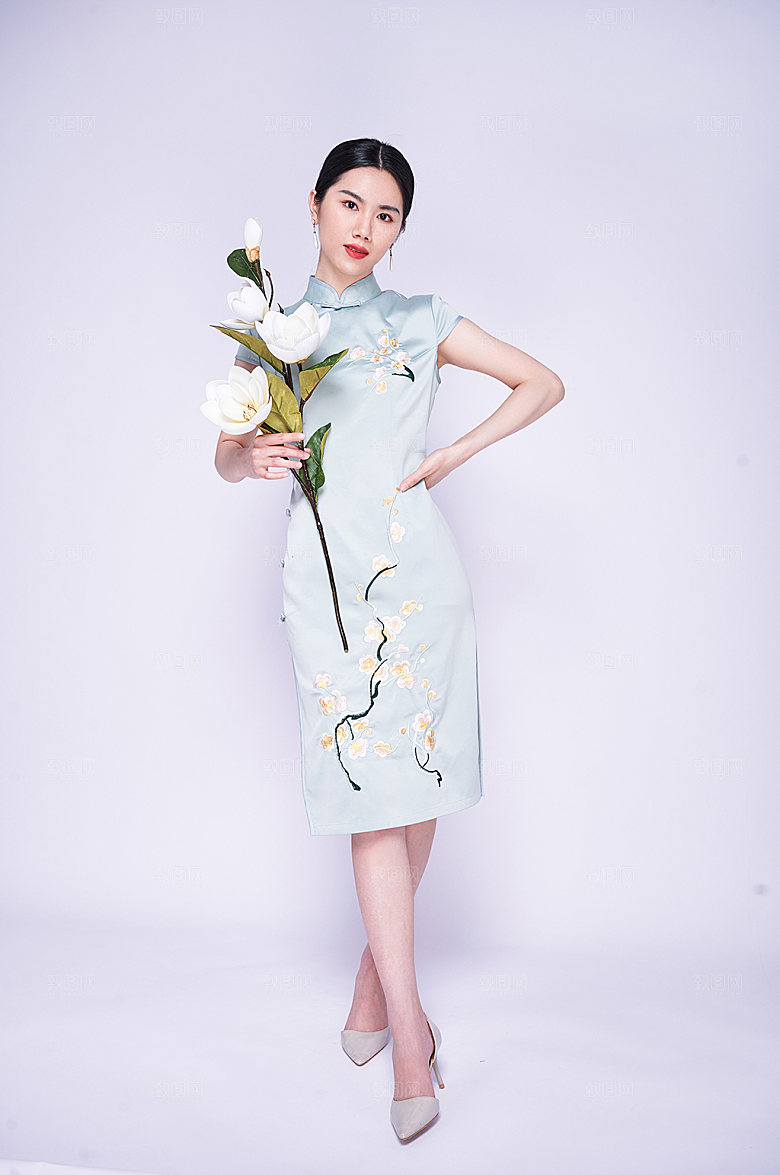 印花旗袍美女鲜花商业摄影图