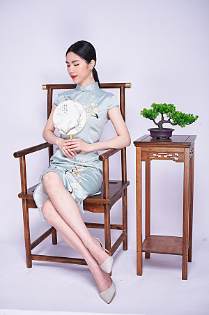 旗袍坐姿美女中式家具商业摄影图