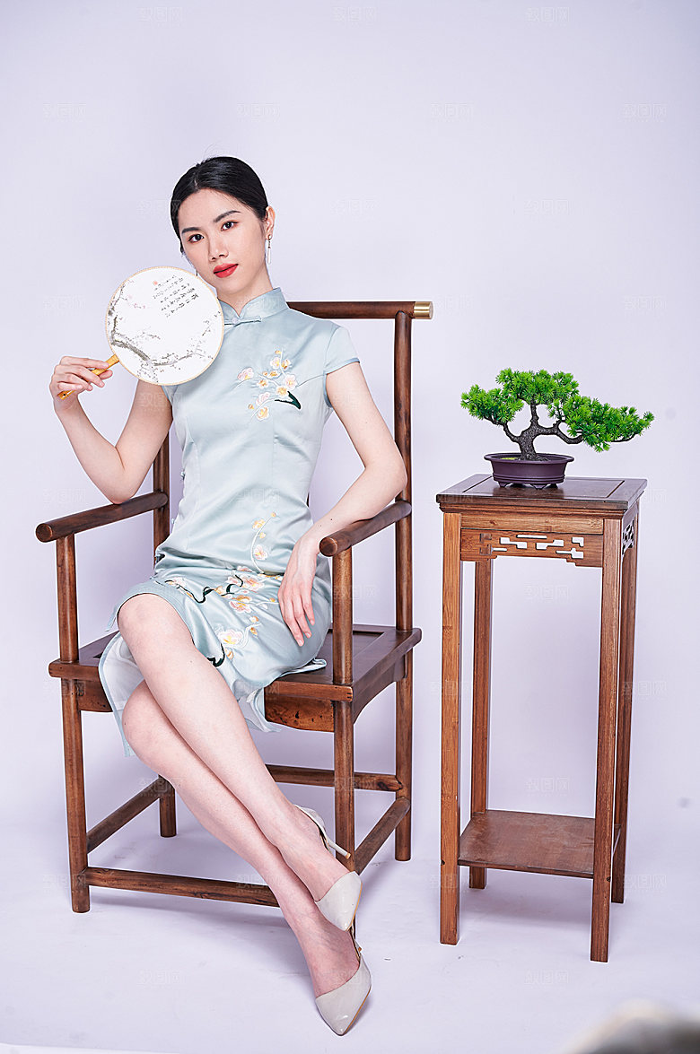 淡雅旗袍女青年国潮商业摄影图