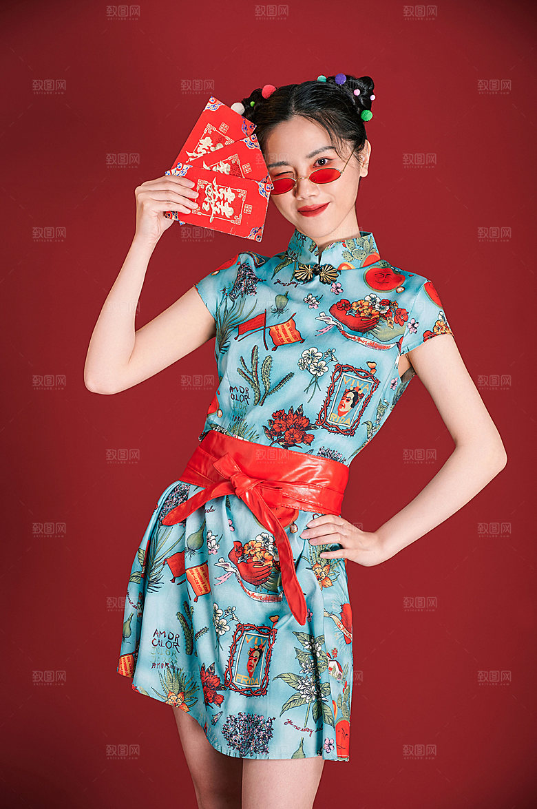 拿红包旗袍女性新年人物摄影图片
