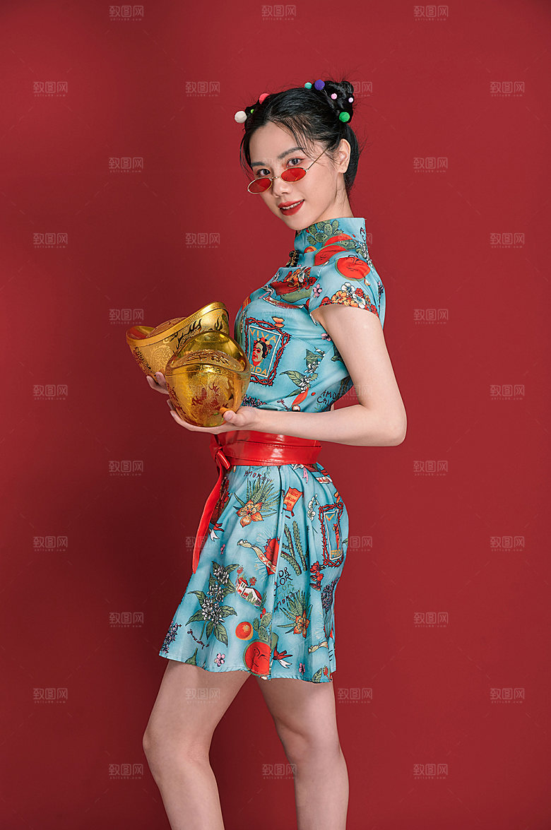 新年拿金元宝女生人物摄影图片