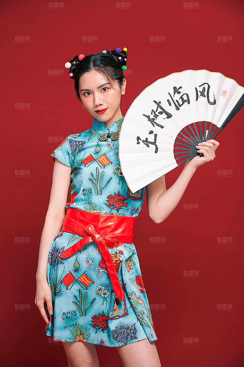 手拿扇子旗袍美女摄影图片