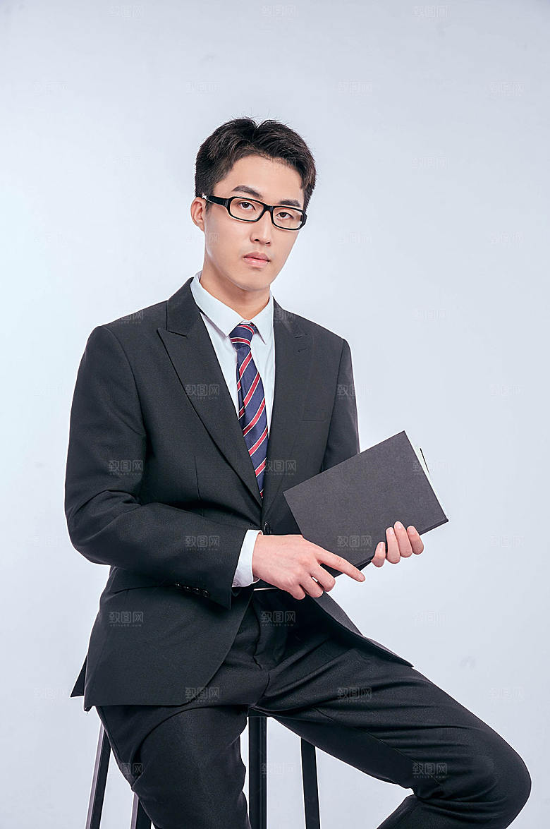 成功男士手持笔记本人物摄影图片