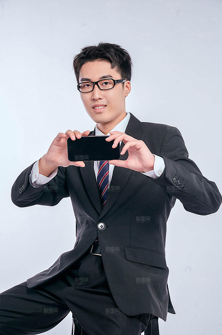 手持手机商务职业人物摄影图