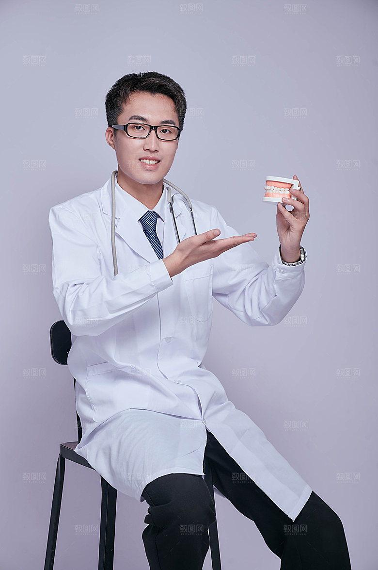 牙医牙科医生手持假牙人物摄影