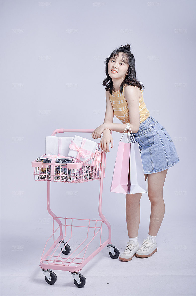 女生超市购物车单人照摄影图