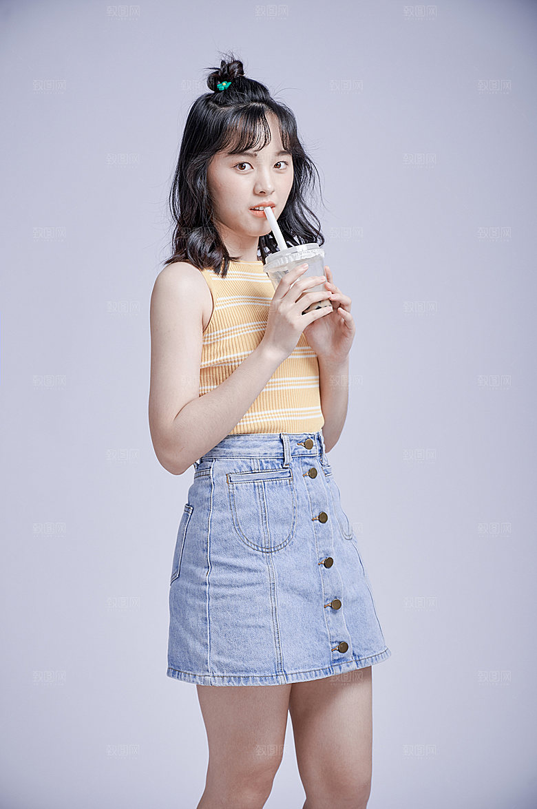 女生学生喝奶茶单人照片素材
