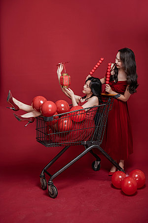 新年红裙气球双人闺蜜摄影图