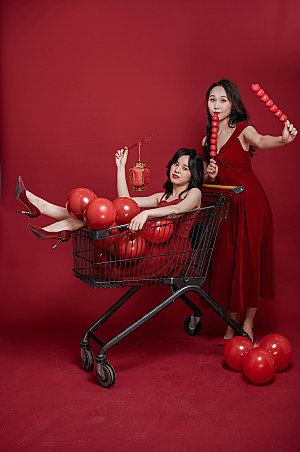 新年红裙气球双人闺蜜照片