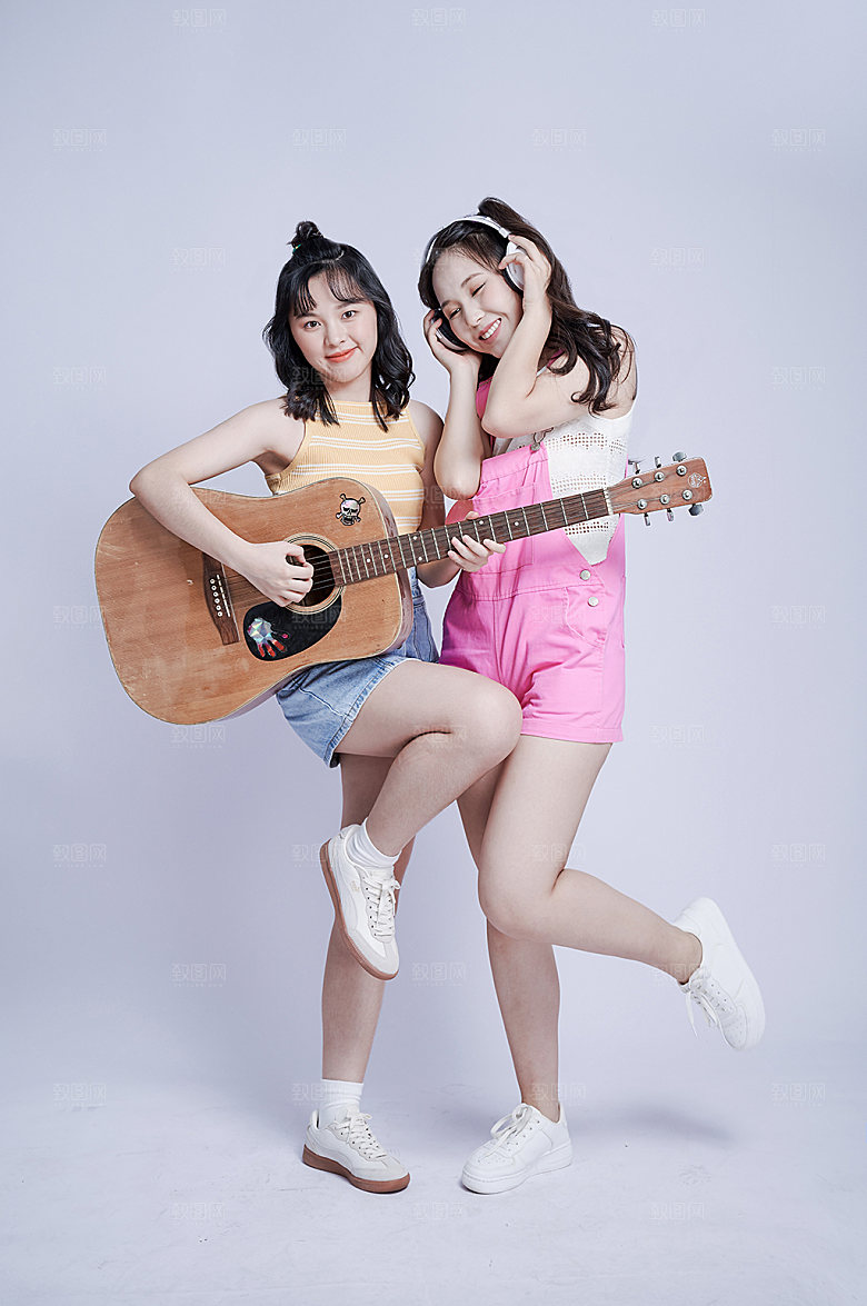 闺蜜女生弹吉他精修摄影图