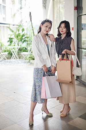 可爱女生双人逛街购物摄影图
