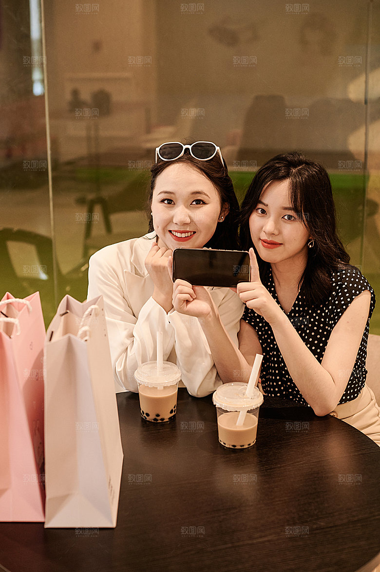 女生双人商场购物人物摄影图