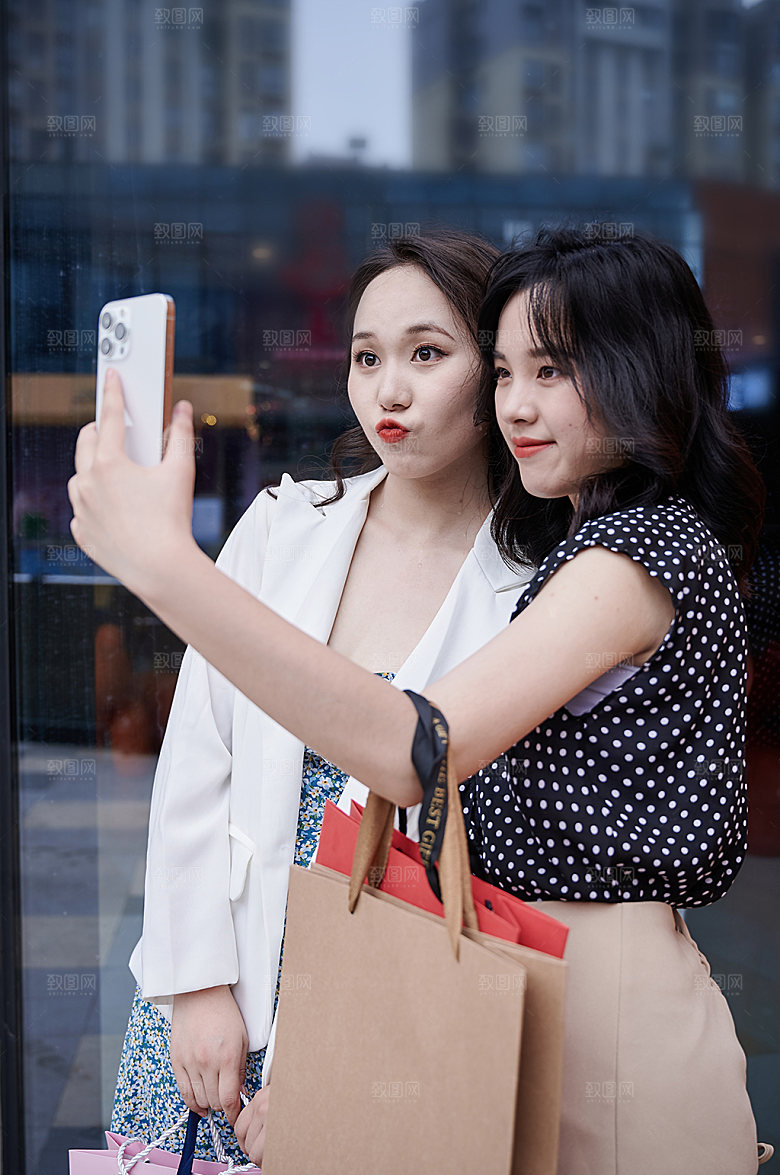 碎花裙美女墨镜逛街摄影图