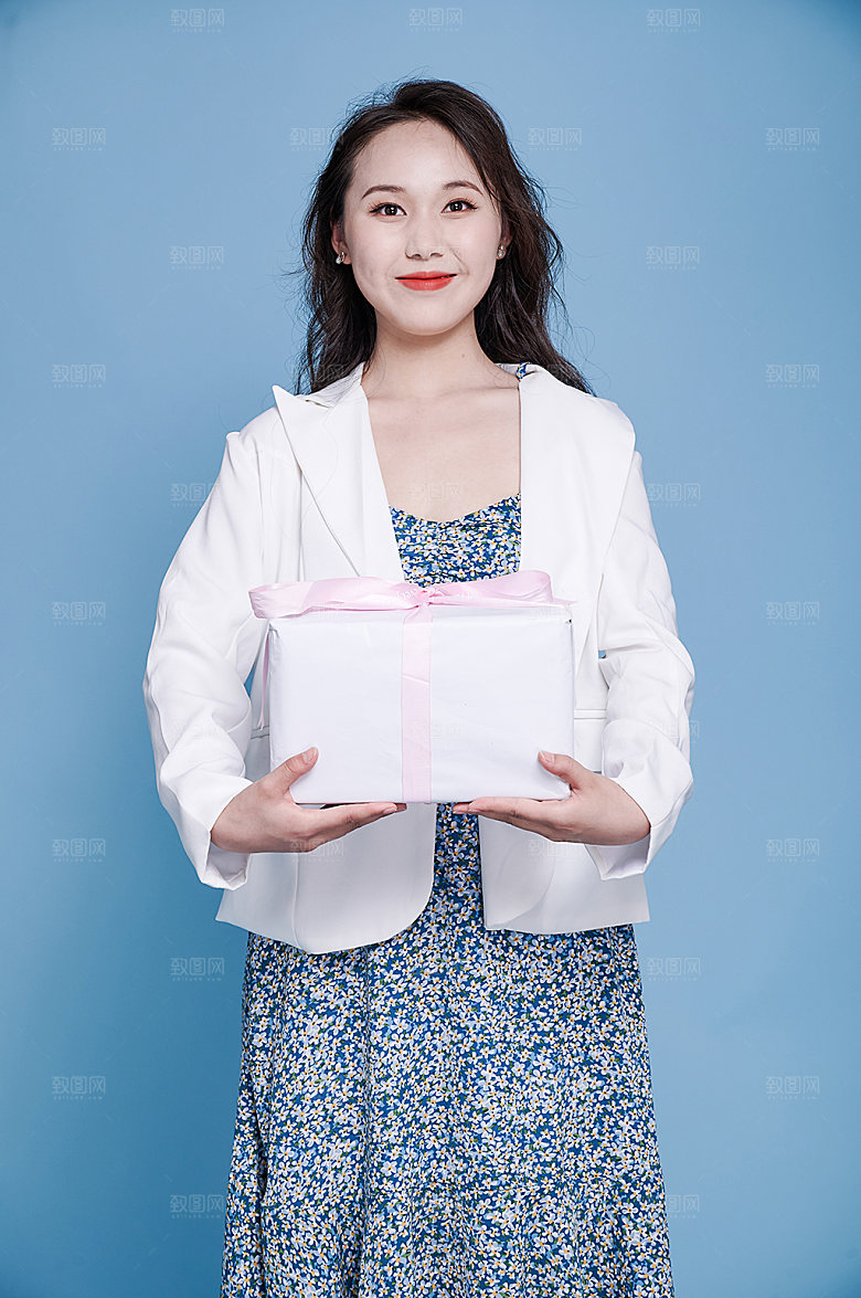 职业女性单人礼盒商场摄影图