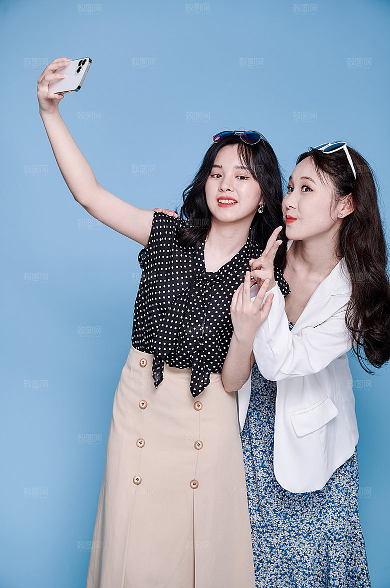 碎花裙女生生日合照摄影图
