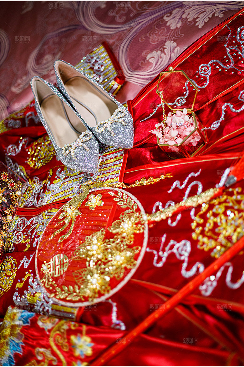 结婚婚鞋秀禾服团扇摄影图